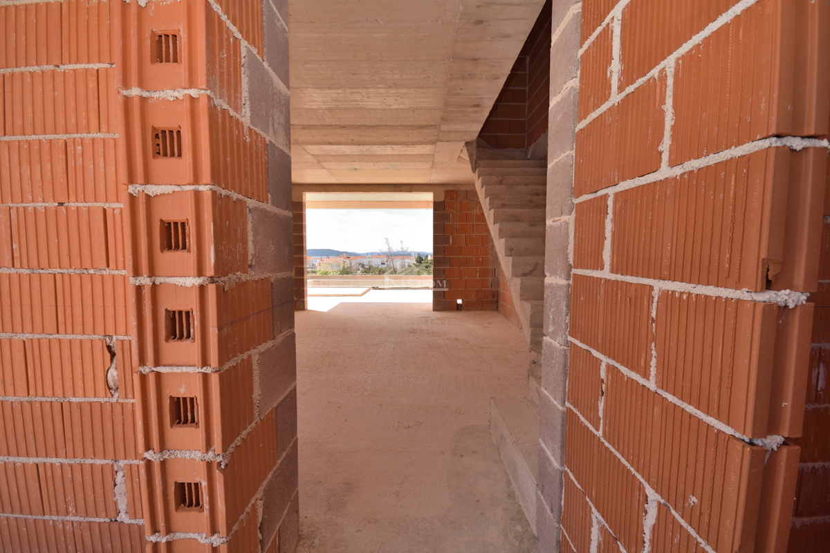 Vodice - Luksuzno dvonadstropno stanovanje S2 s bazenom in vrtom, pogled na morje