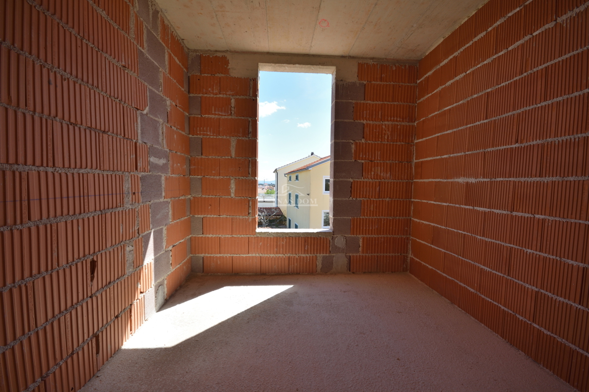 Vodice - Luksuzno dvonadstropno stanovanje S2 s bazenom in vrtom, pogled na morje