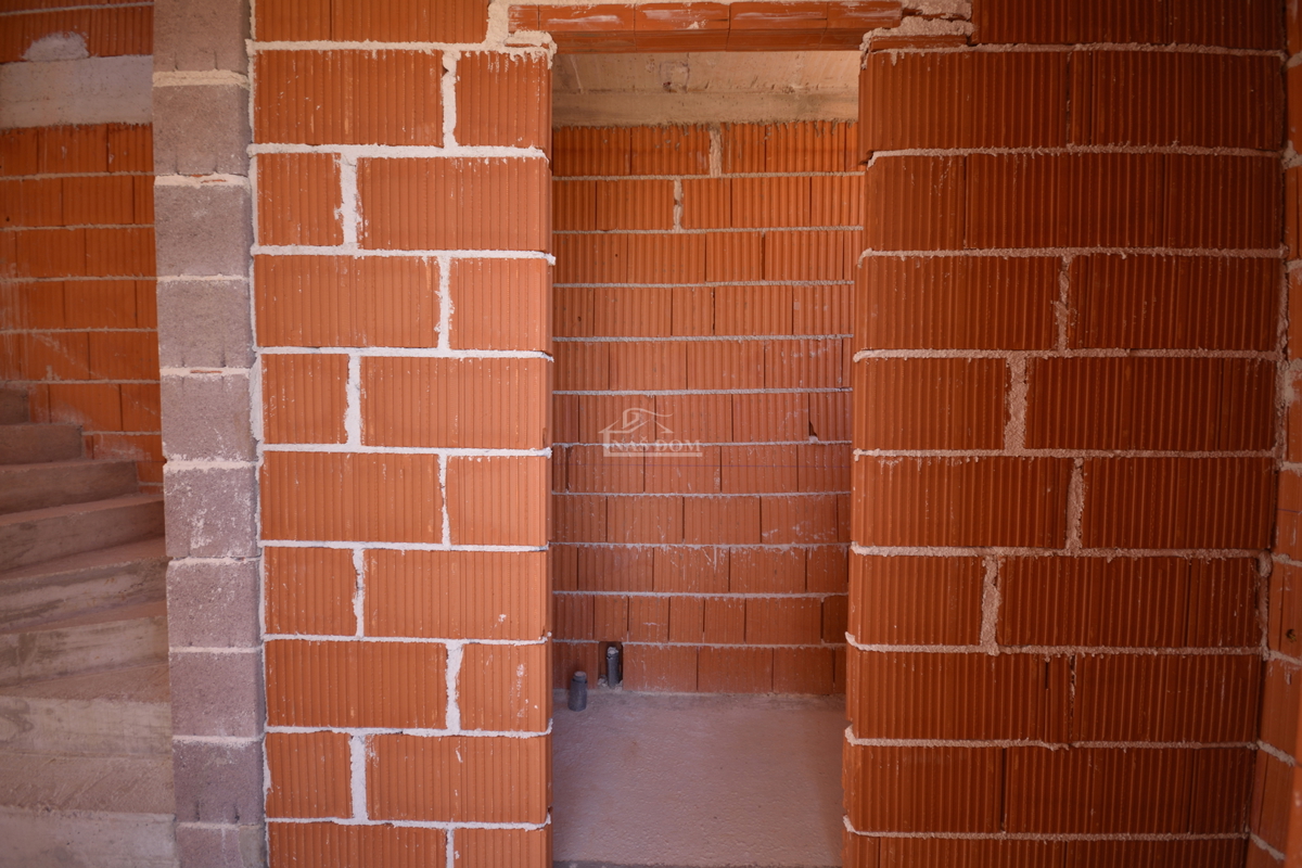 Vodice - Luksuzno dvonadstropno stanovanje S2 s bazenom in vrtom, pogled na morje