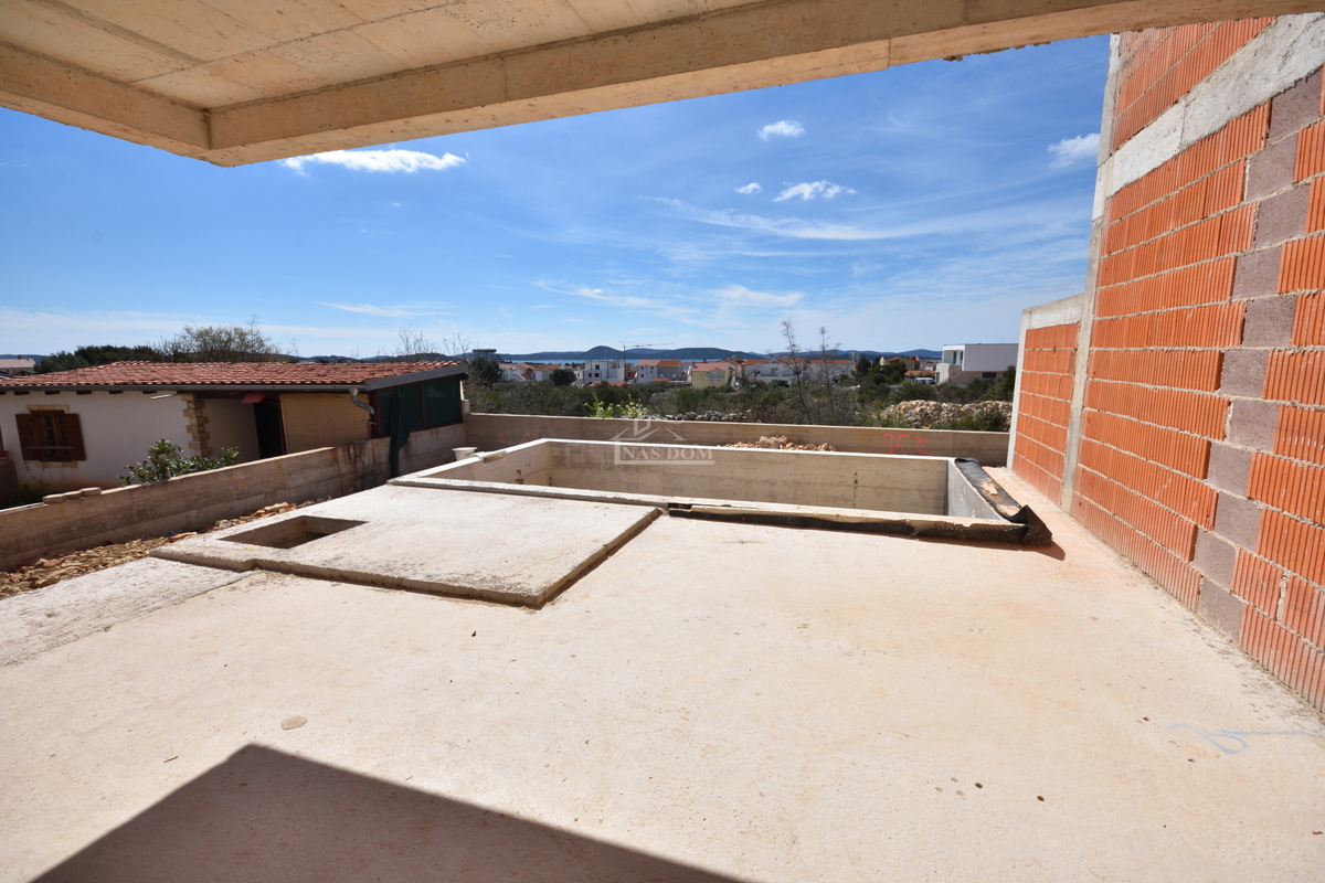 Vodice - Luksuzno dvonadstropno stanovanje S2 s bazenom in vrtom, pogled na morje