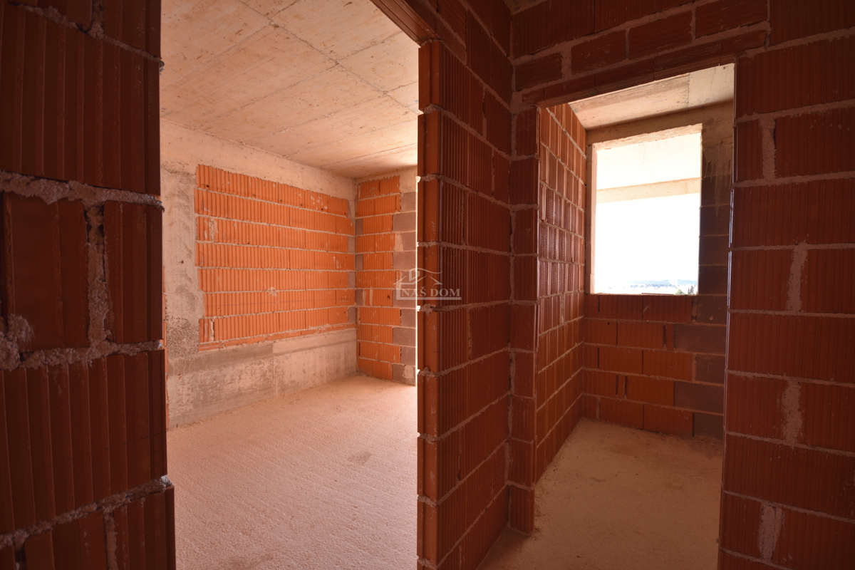 Vodice - Luksuzno dvonadstropno stanovanje S2 s bazenom in vrtom, pogled na morje