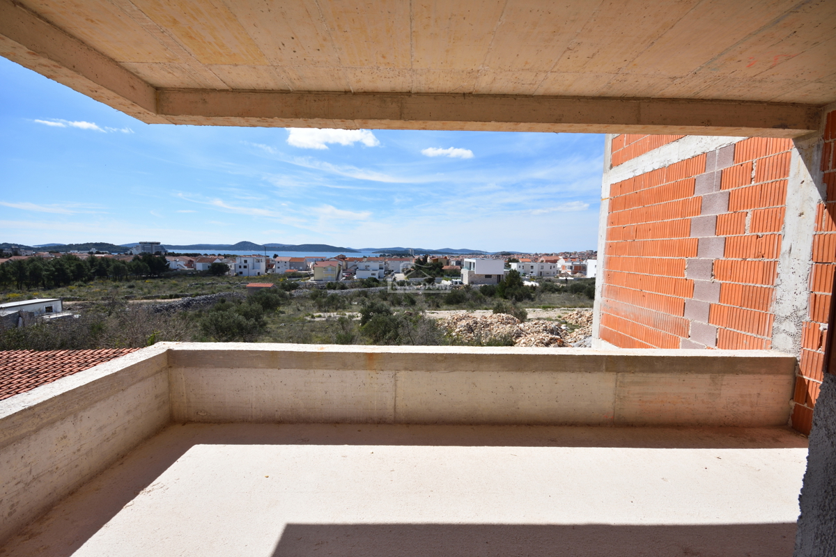 Vodice - Luksuzno dvonadstropno stanovanje S2 s bazenom in vrtom, pogled na morje