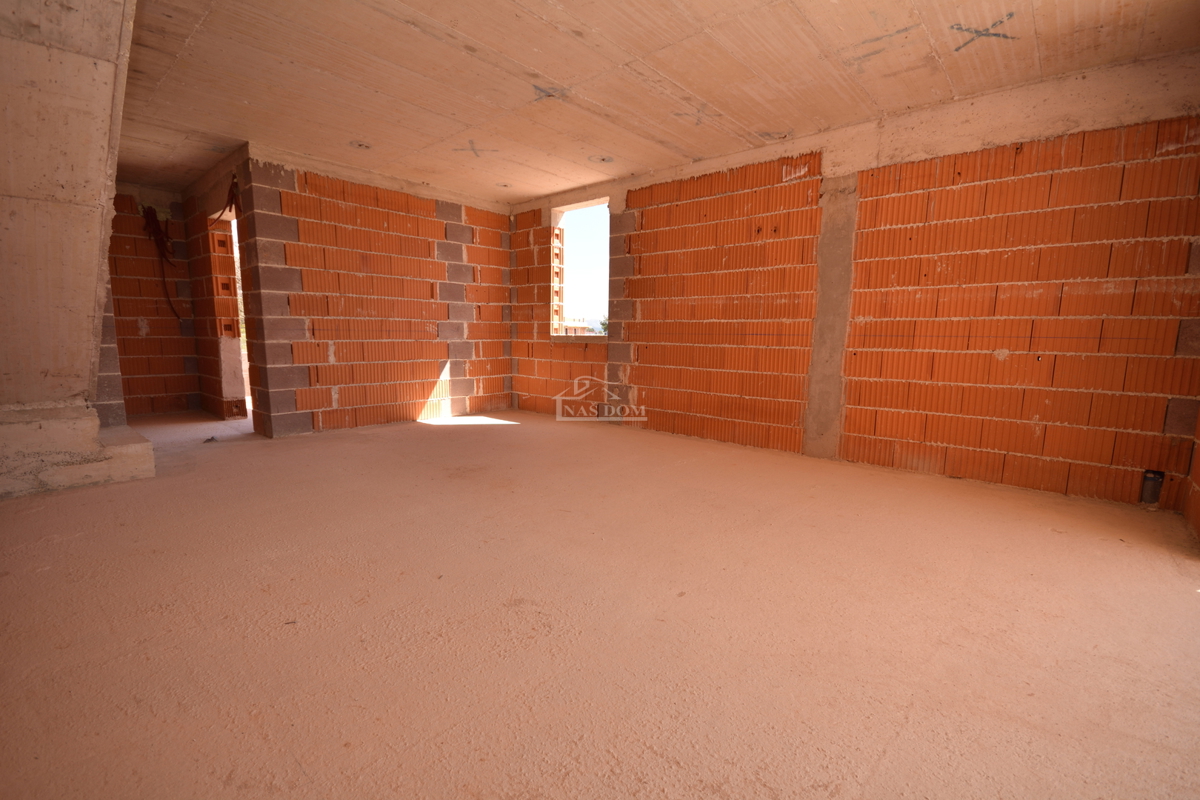 Vodice - Luksuzno dvonadstropno stanovanje S2 s bazenom in vrtom, pogled na morje