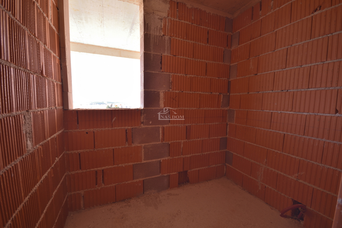 Vodice - Luksuzno dvonadstropno stanovanje S2 s bazenom in vrtom, pogled na morje