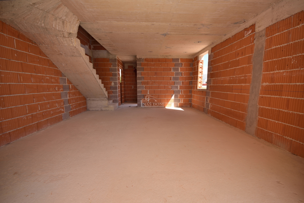 Vodice - Luksuzno dvonadstropno stanovanje S2 s bazenom in vrtom, pogled na morje