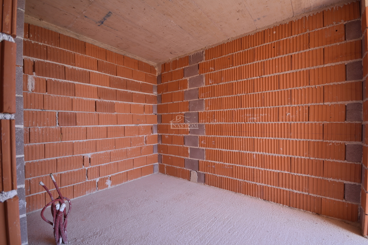 Vodice - Luksuzno dvonadstropno stanovanje S2 s bazenom in vrtom, pogled na morje