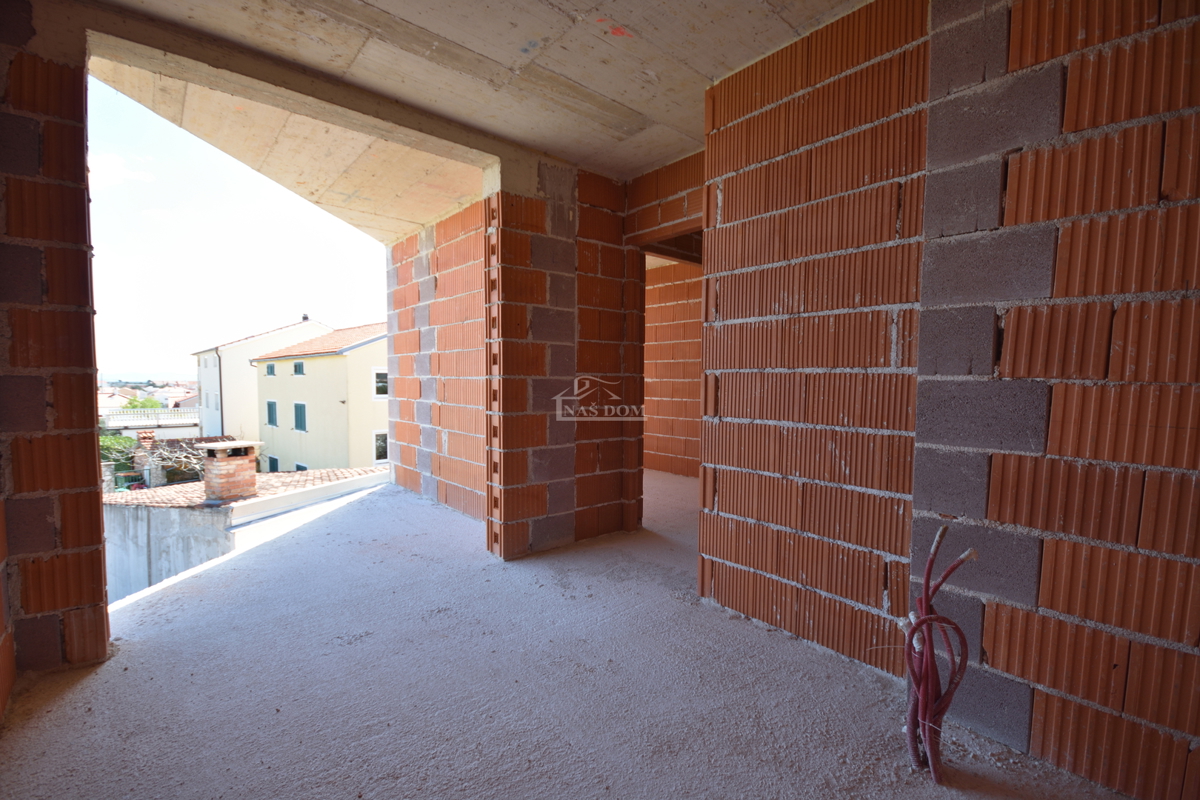 Vodice - Luksuzno dvonadstropno stanovanje S2 s bazenom in vrtom, pogled na morje