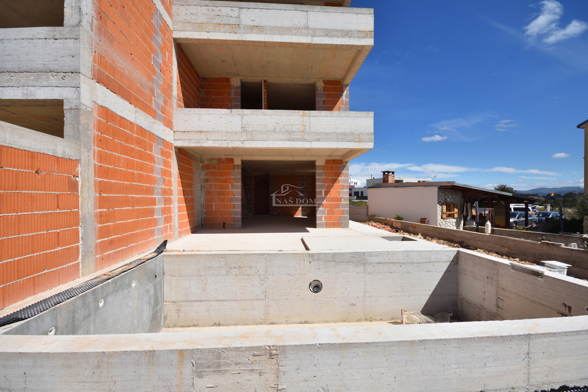 Vodice - Luksuzno dvonadstropno stanovanje S2 s bazenom in vrtom, pogled na morje