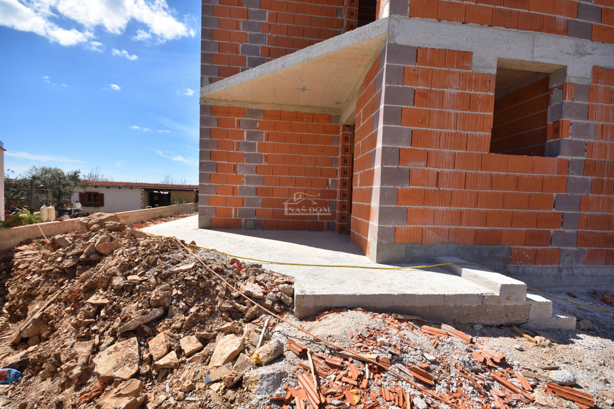 Vodice - Luksuzno dvonadstropno stanovanje S2 s bazenom in vrtom, pogled na morje