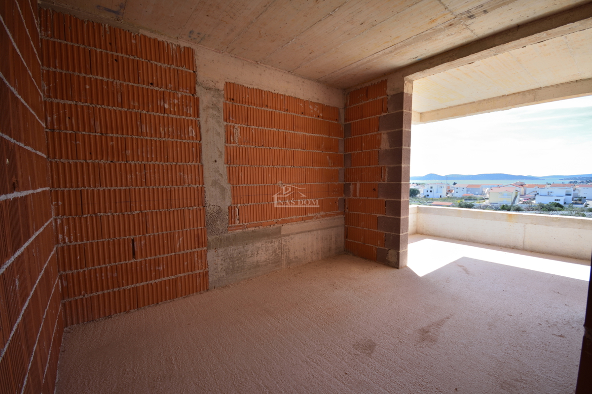 Vodice - Luksuzno dvonadstropno stanovanje S2 s bazenom in vrtom, pogled na morje