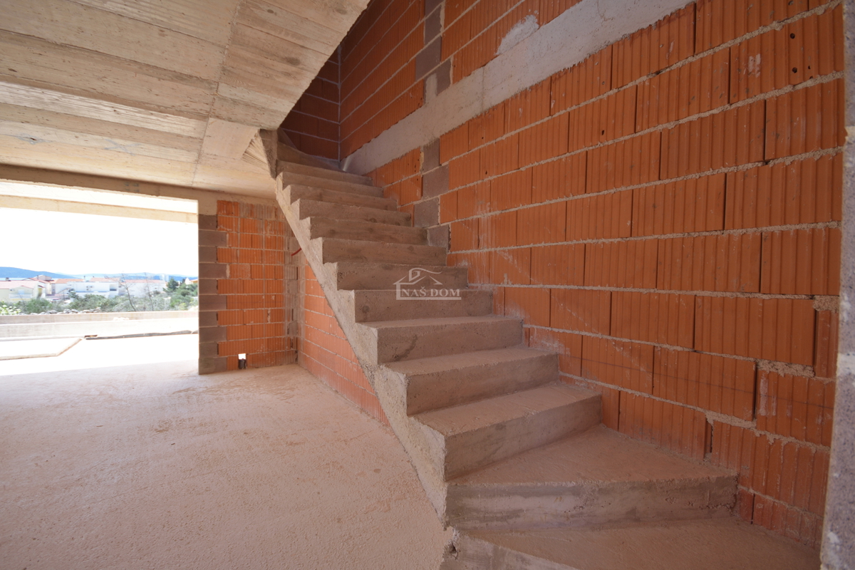 Vodice - Luksuzno dvonadstropno stanovanje S2 s bazenom in vrtom, pogled na morje