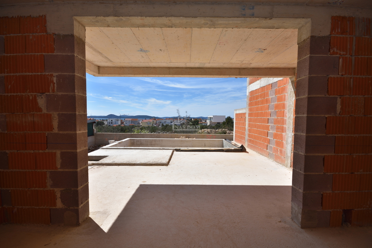 Vodice - Luksuzno dvonadstropno stanovanje S2 s bazenom in vrtom, pogled na morje