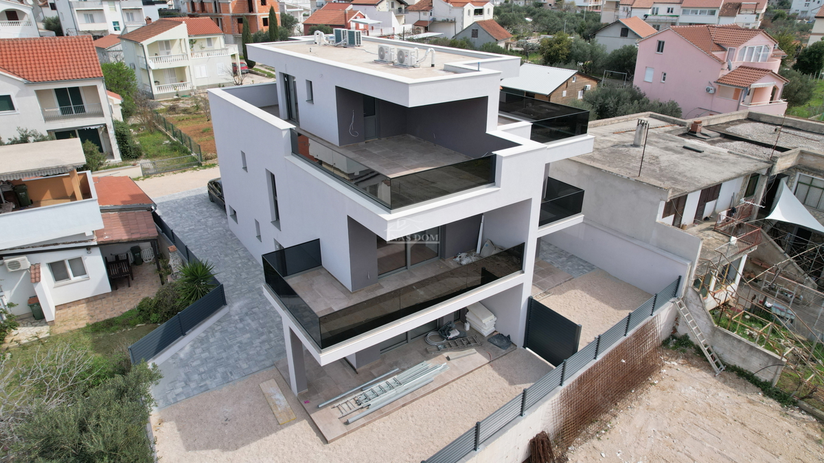 Tribunj - Dvojna hiša s strešno teraso na odlični lokaciji, 400 m od plaže