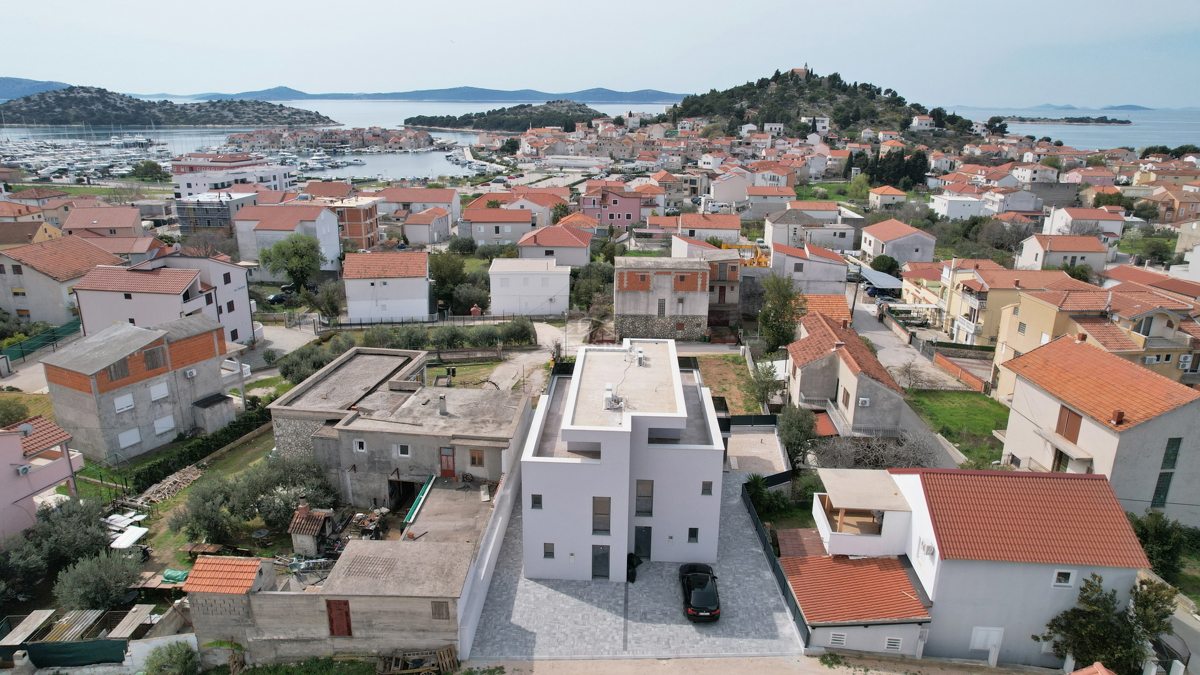 Tribunj - Dvojna hiša s strešno teraso na odlični lokaciji, 400 m od plaže