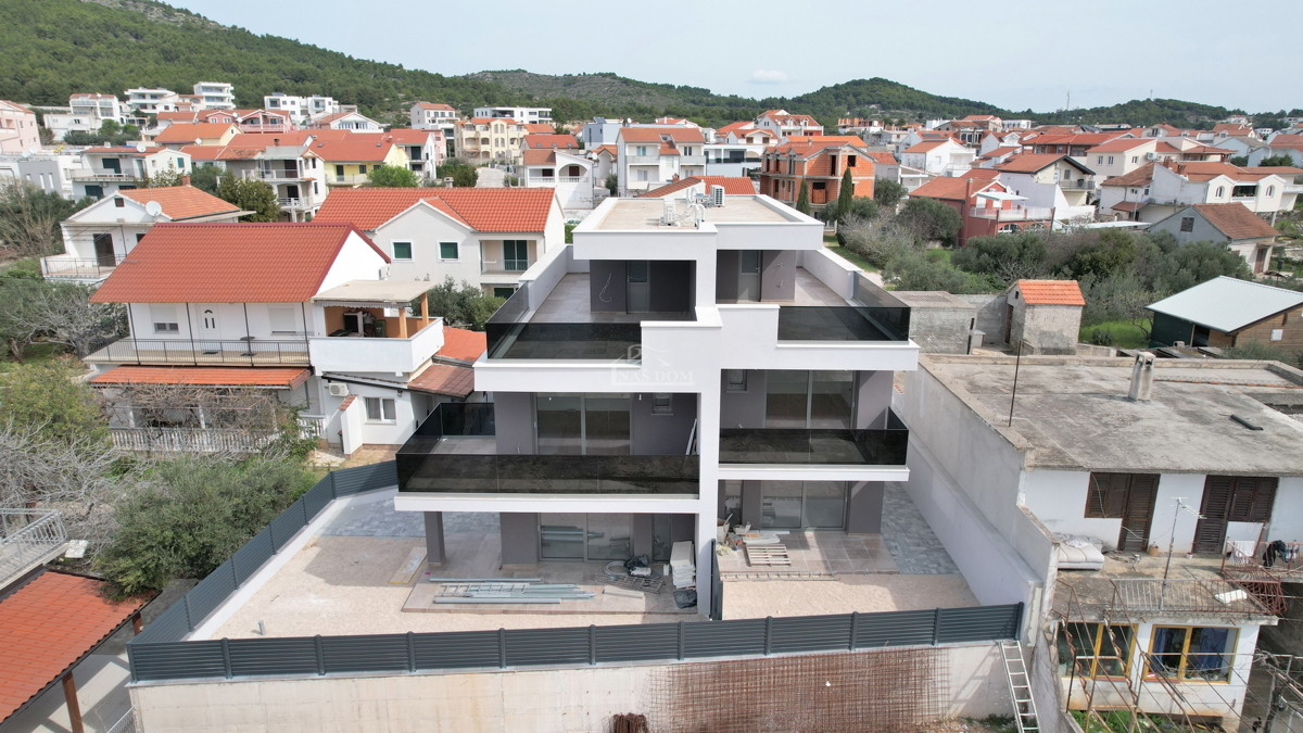 Tribunj - Dvojna hiša s strešno teraso na odlični lokaciji, 400 m od plaže