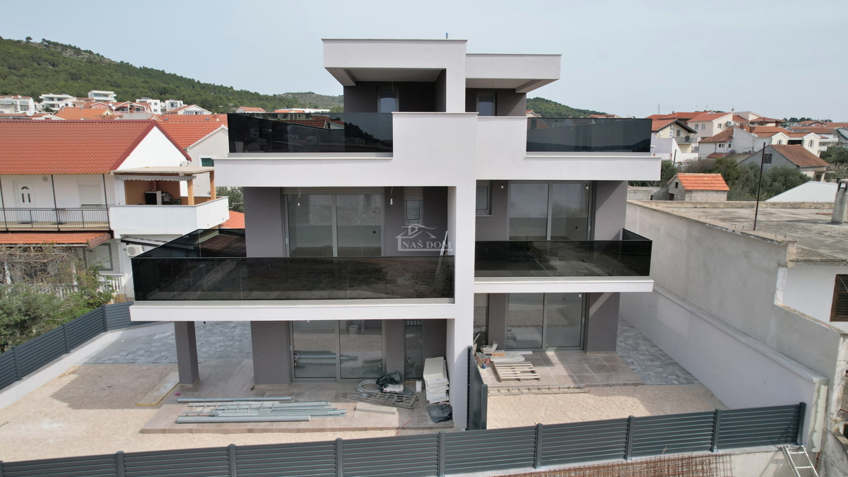 Tribunj - Dvojna hiša s strešno teraso na odlični lokaciji, 400 m od plaže