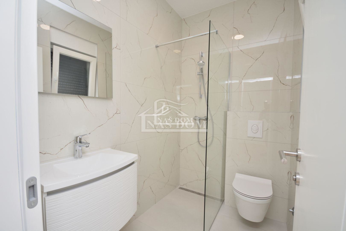 Srima - PRVI RED DO PLAŽE, Luksuzni apartma SJ8, s strešno teraso