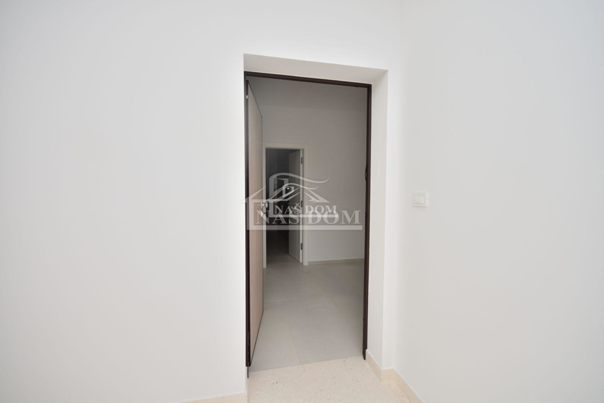 Srima - PRVI RED DO PLAŽE, Luksuzni apartma SJ8, s strešno teraso