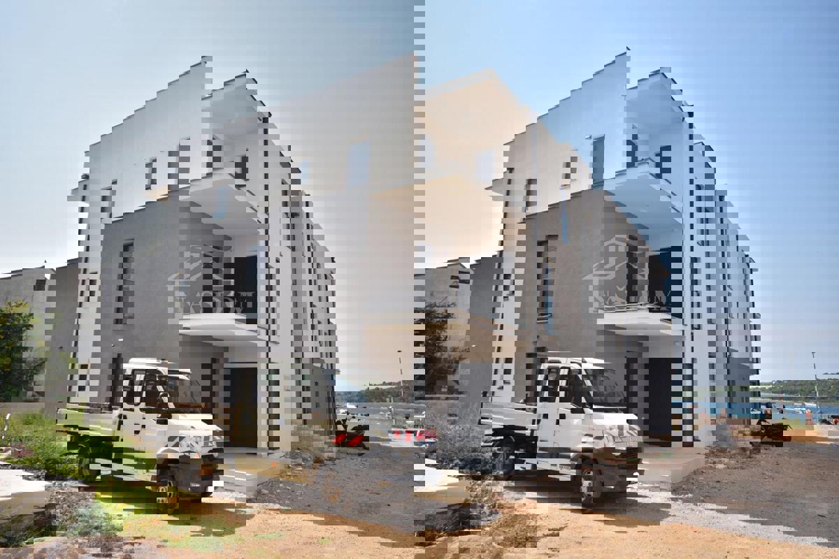 Srima - PRVI RED DO PLAŽE, Luksuzni apartma SJ8, s strešno teraso