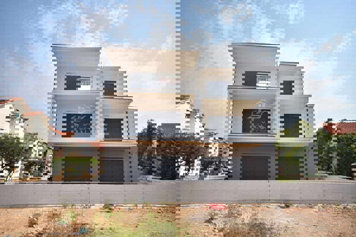 Srima - PRVI RED DO PLAŽE, Luksuzni apartma SJ8, s strešno teraso
