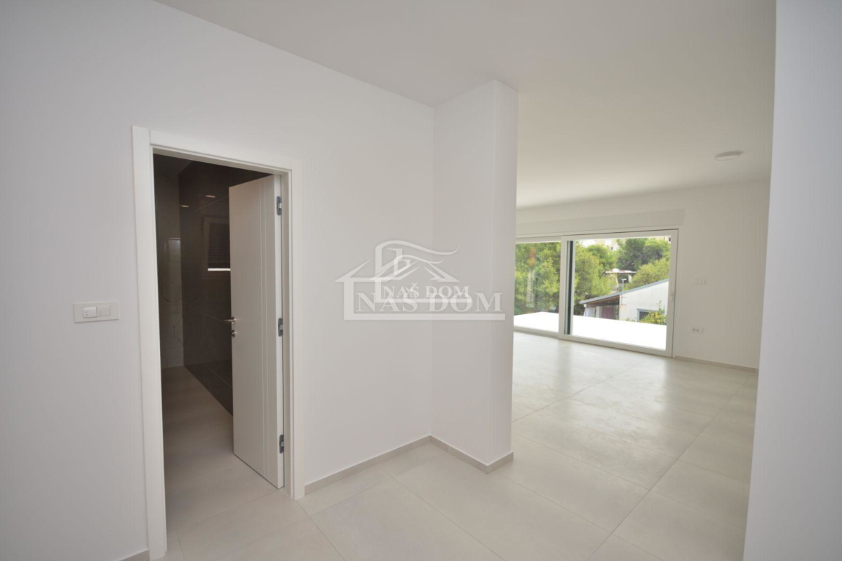 Srima - PRVI RED DO PLAŽE, Luksuzni apartma SJ8, s strešno teraso