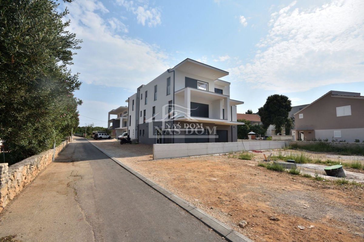 Srima - PRVI RED DO PLAŽE, Luksuzni apartma SJ8, s strešno teraso