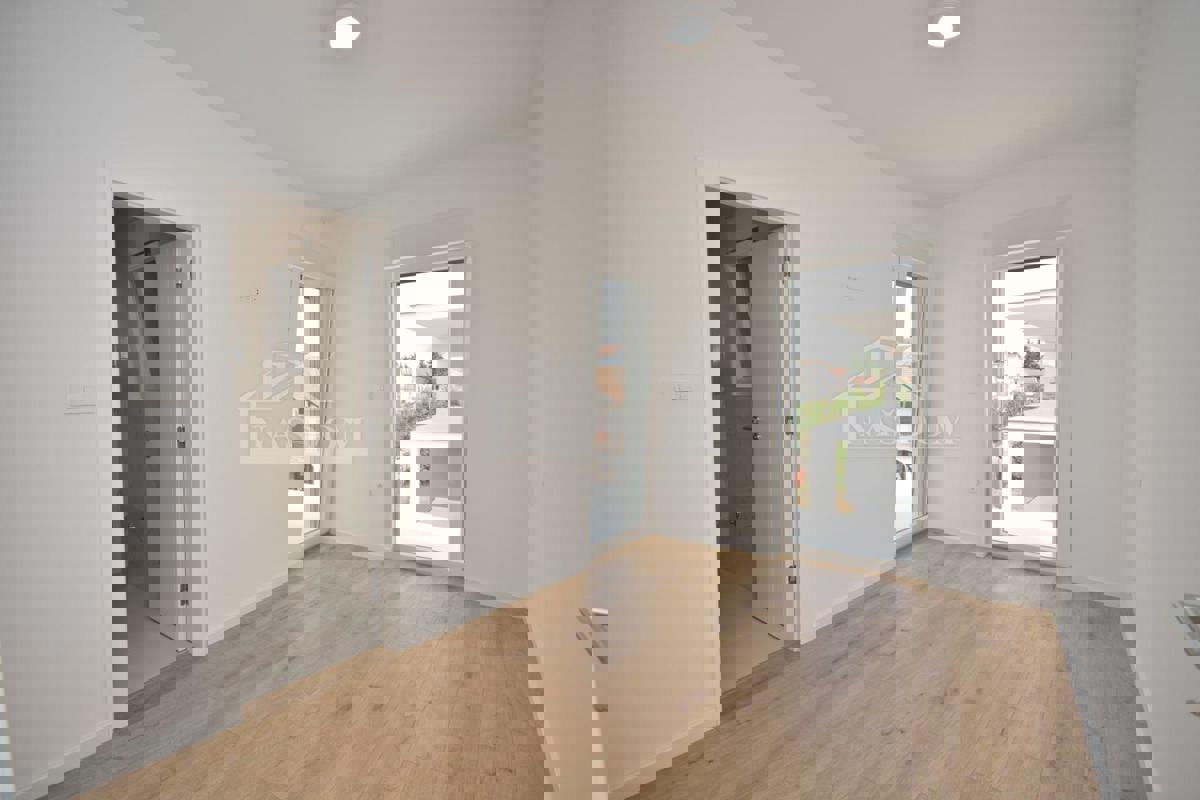Srima - PRVI RED DO PLAŽE, Luksuzni apartma SJ8, s strešno teraso