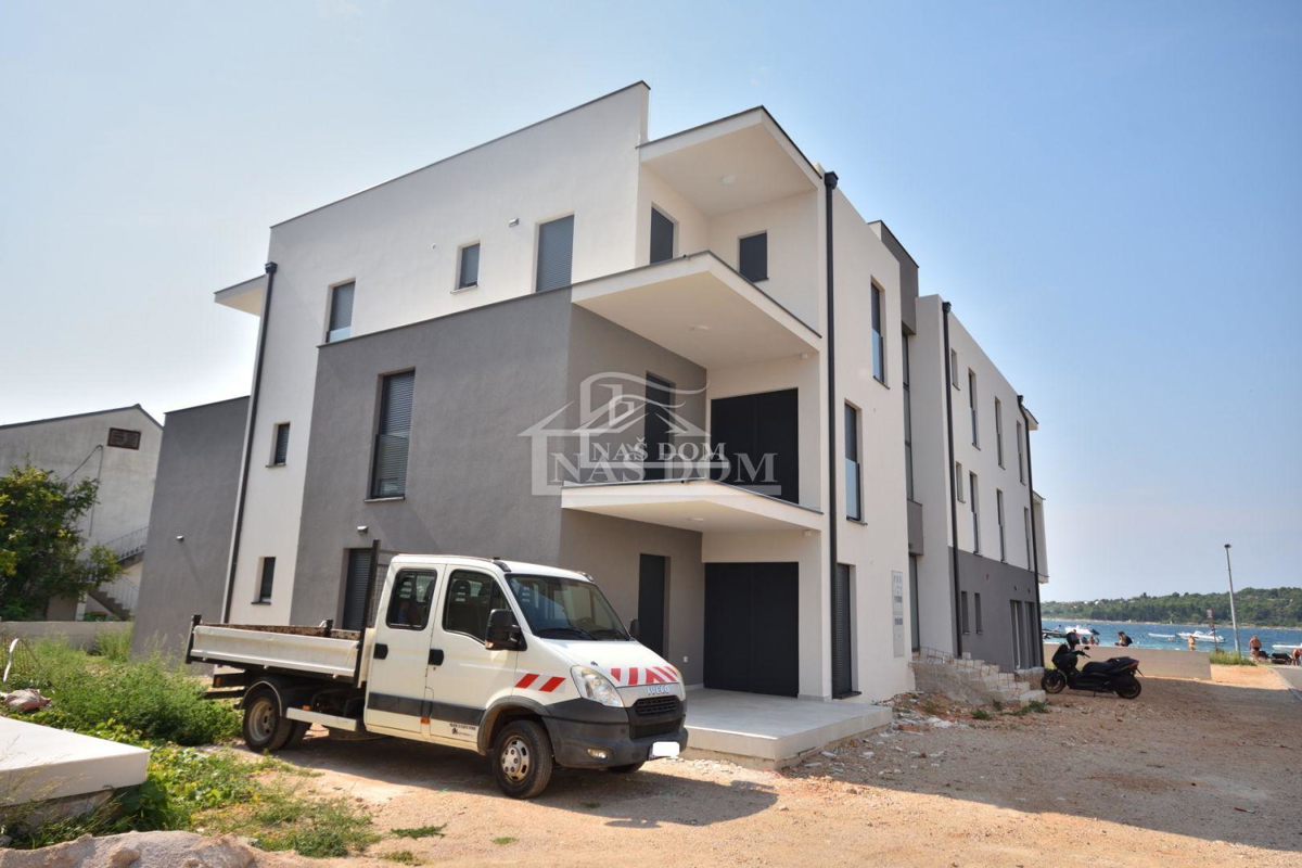 Srima - PRVI RED DO PLAŽE, Luksuzni apartma SJ8, s strešno teraso