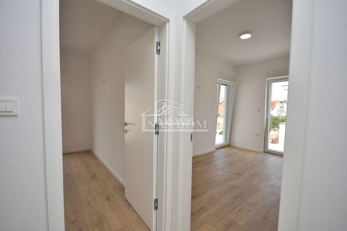 Srima - PRVI RED DO PLAŽE, Luksuzni apartma SJ8, s strešno teraso