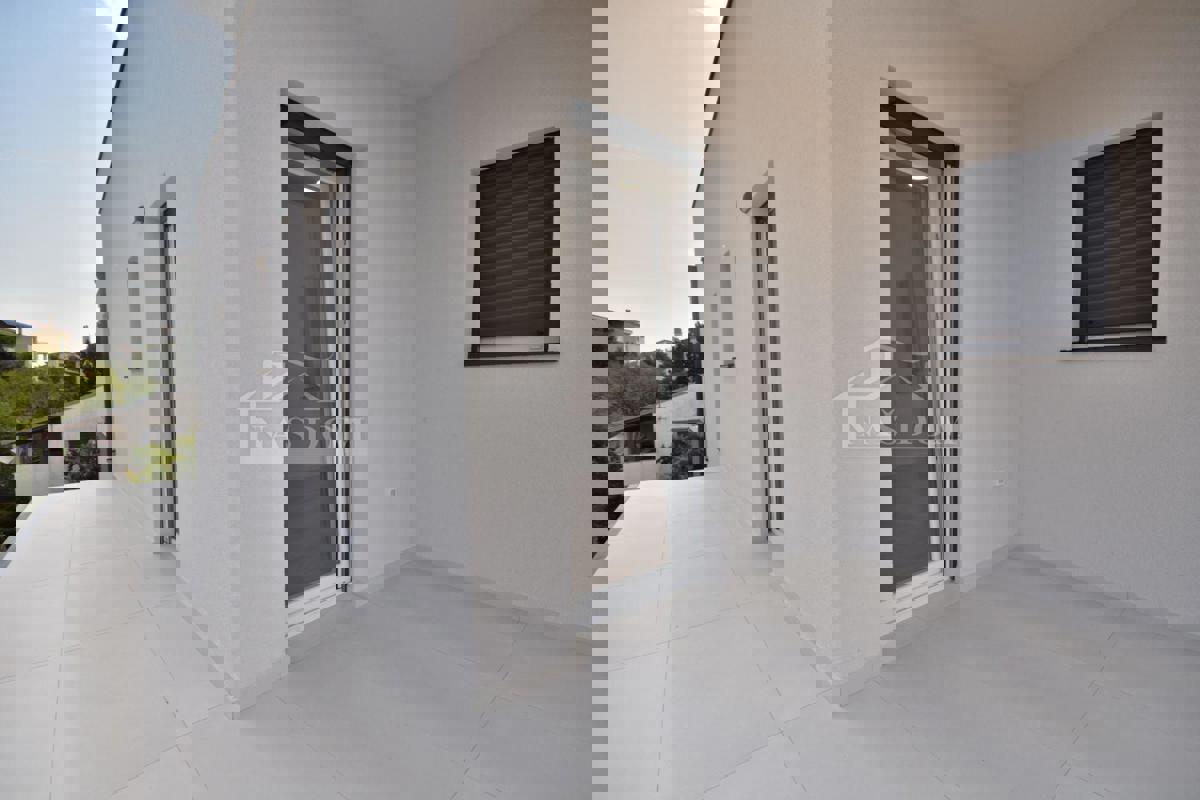 Srima - PRVI RED DO PLAŽE, Luksuzni apartma SJ8, s strešno teraso