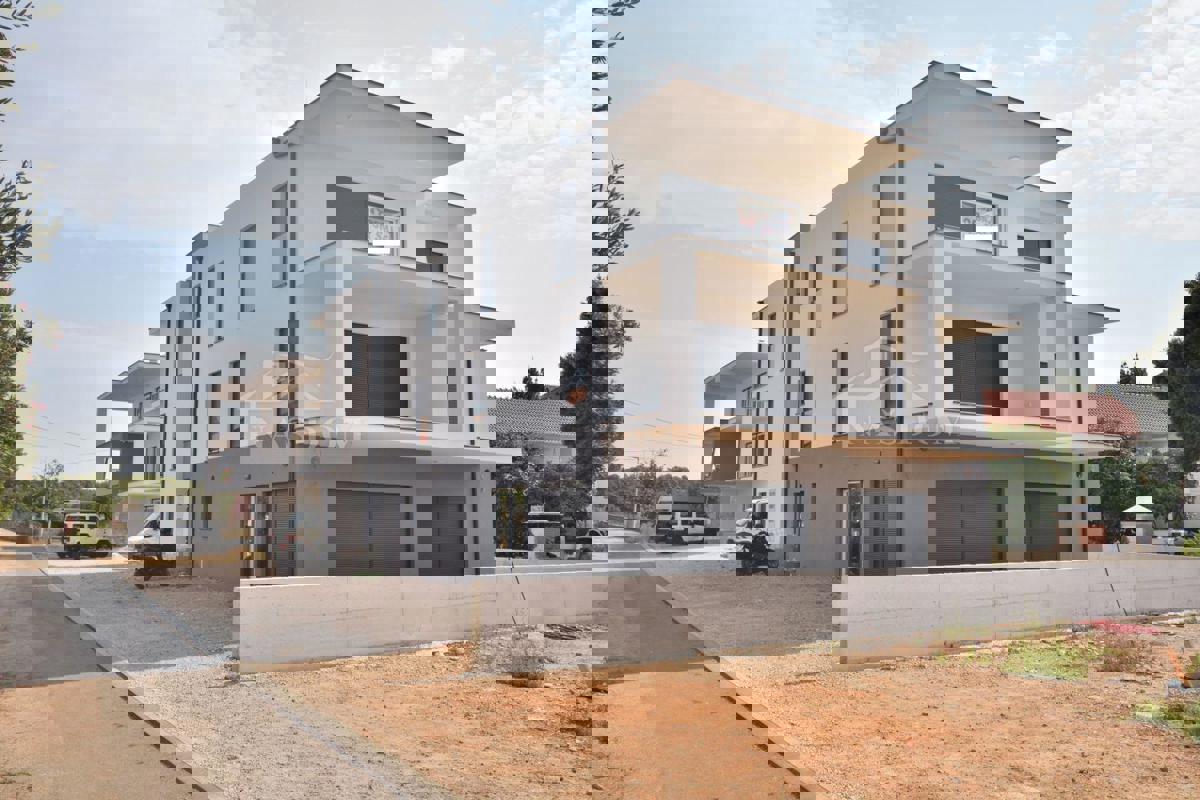 Srima - PRVI RED DO PLAŽE, Luksuzni apartma SJ8, s strešno teraso
