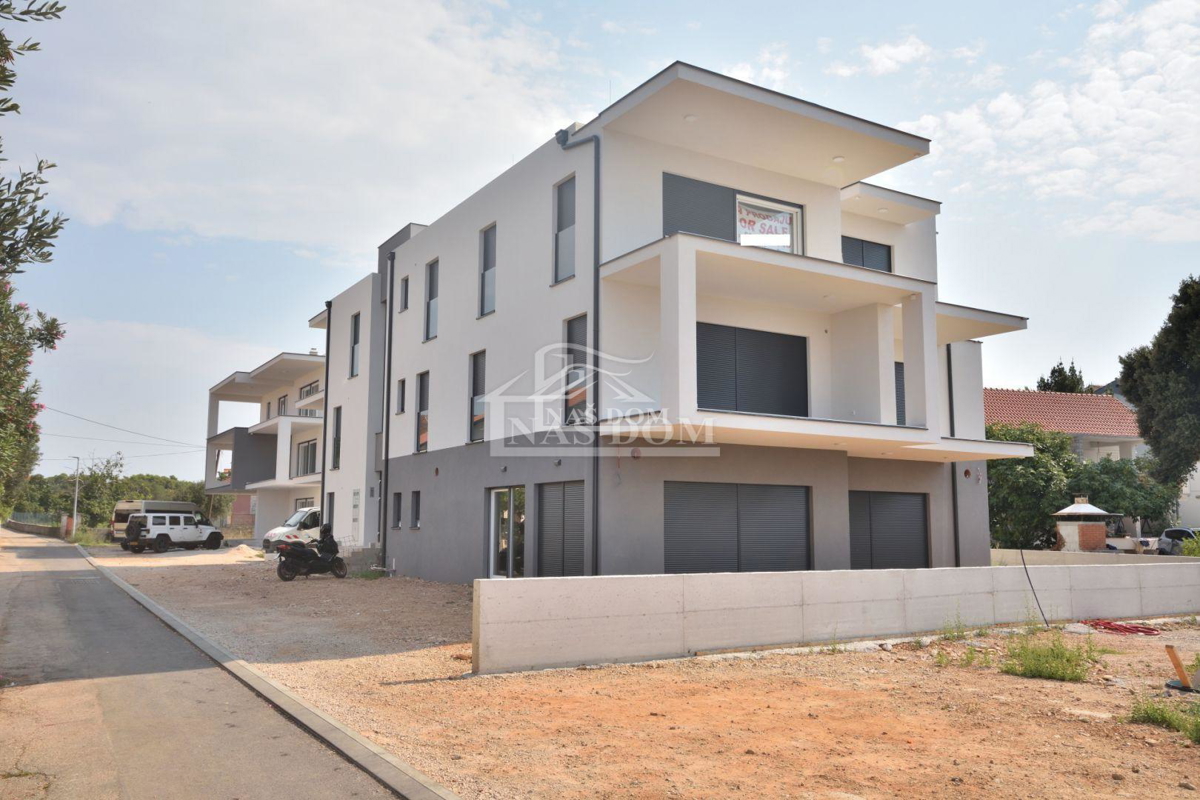 Srima - PRVI RED DO PLAŽE, Luksuzni apartma SJ8, s strešno teraso