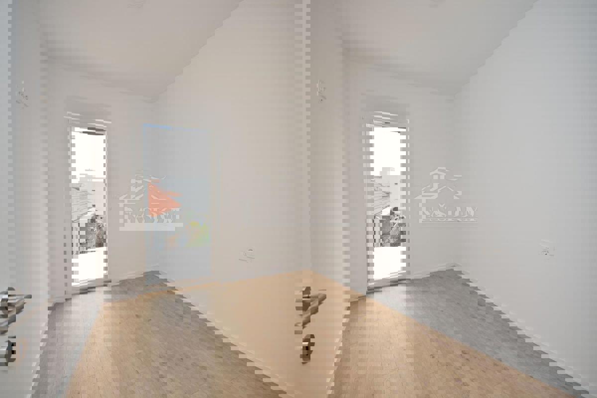 Srima - PRVI RED DO PLAŽE, Luksuzni apartma SJ8, s strešno teraso