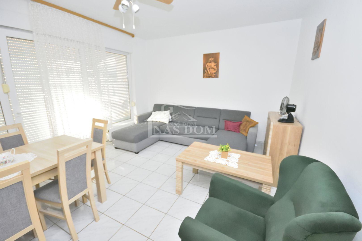 Vodice - Dve hiši s bazenom, 400m od plaže