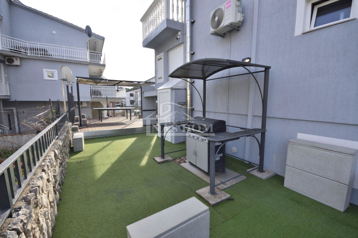 Vodice - Dve hiši s bazenom, 400m od plaže