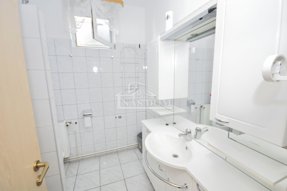 Vodice - Dve hiši s bazenom, 400m od plaže