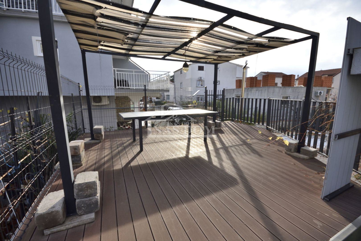 Vodice - Dve hiši s bazenom, 400m od plaže