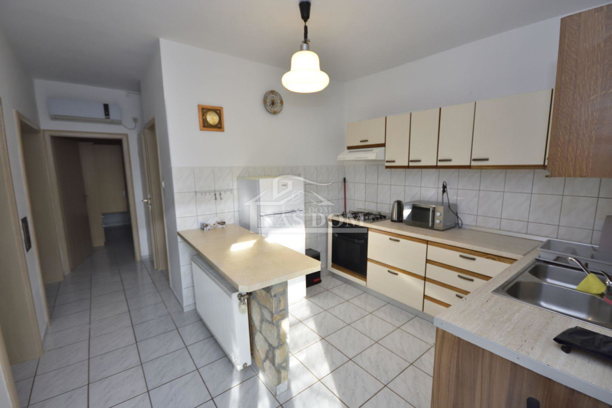 Vodice - Dve hiši s bazenom, 400m od plaže