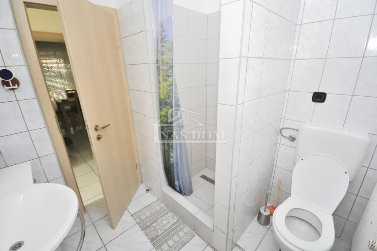 Vodice - Dve hiši s bazenom, 400m od plaže