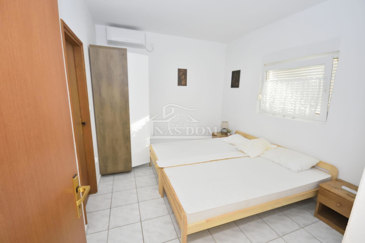 Vodice - Dve hiši s bazenom, 400m od plaže