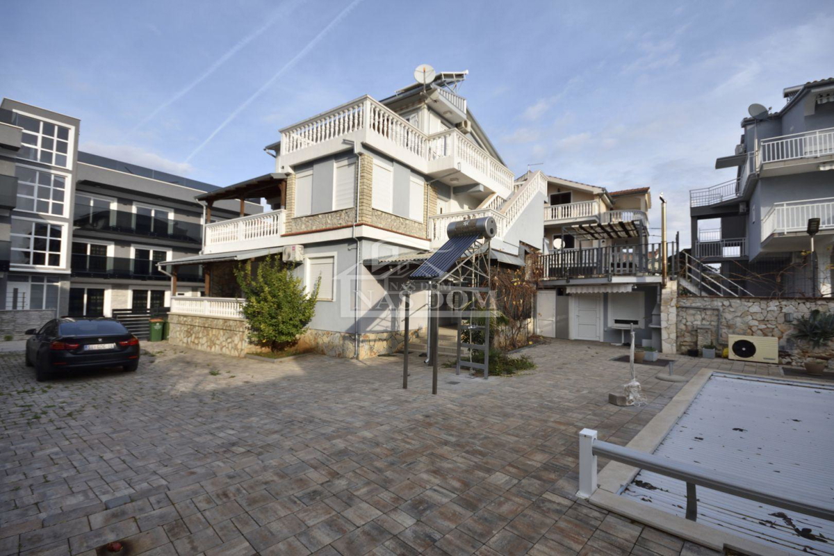 Vodice - Dve hiši s bazenom, 400m od plaže