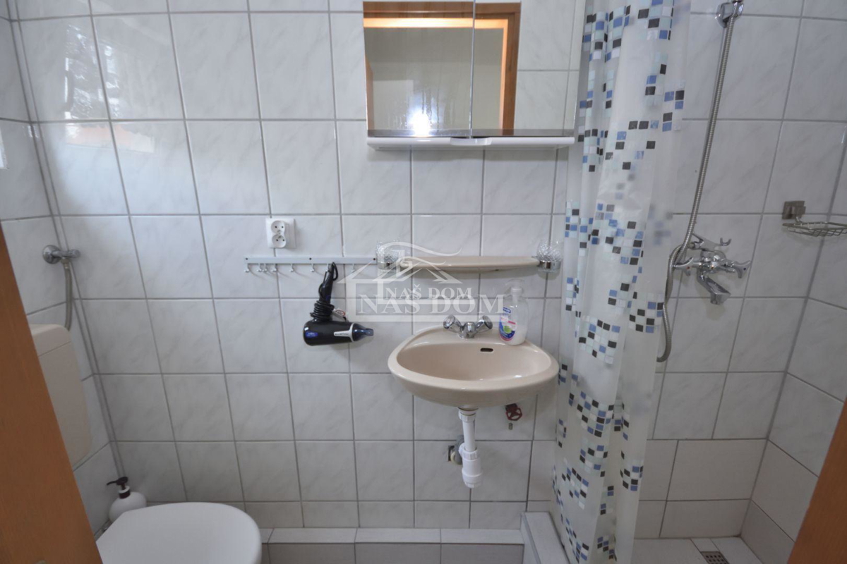 Vodice - Dve hiši s bazenom, 400m od plaže