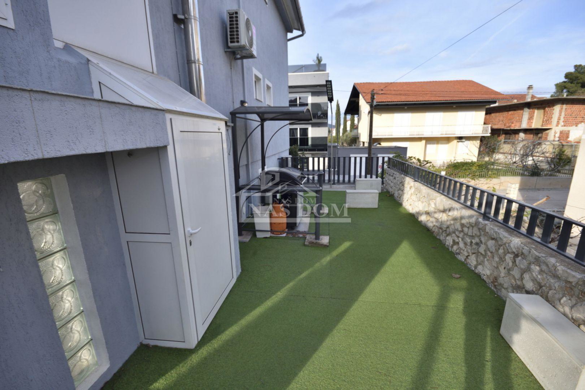 Vodice - Dve hiši s bazenom, 400m od plaže