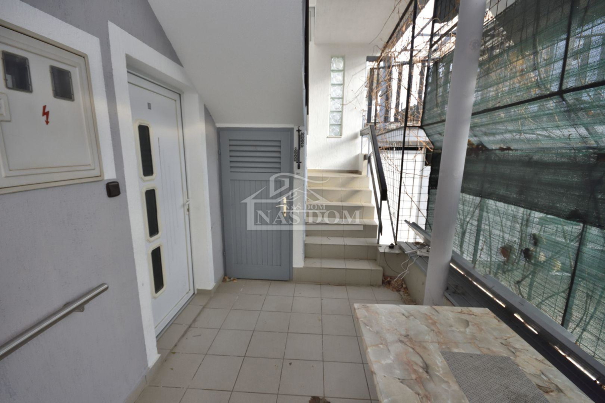 Vodice - Dve hiši s bazenom, 400m od plaže