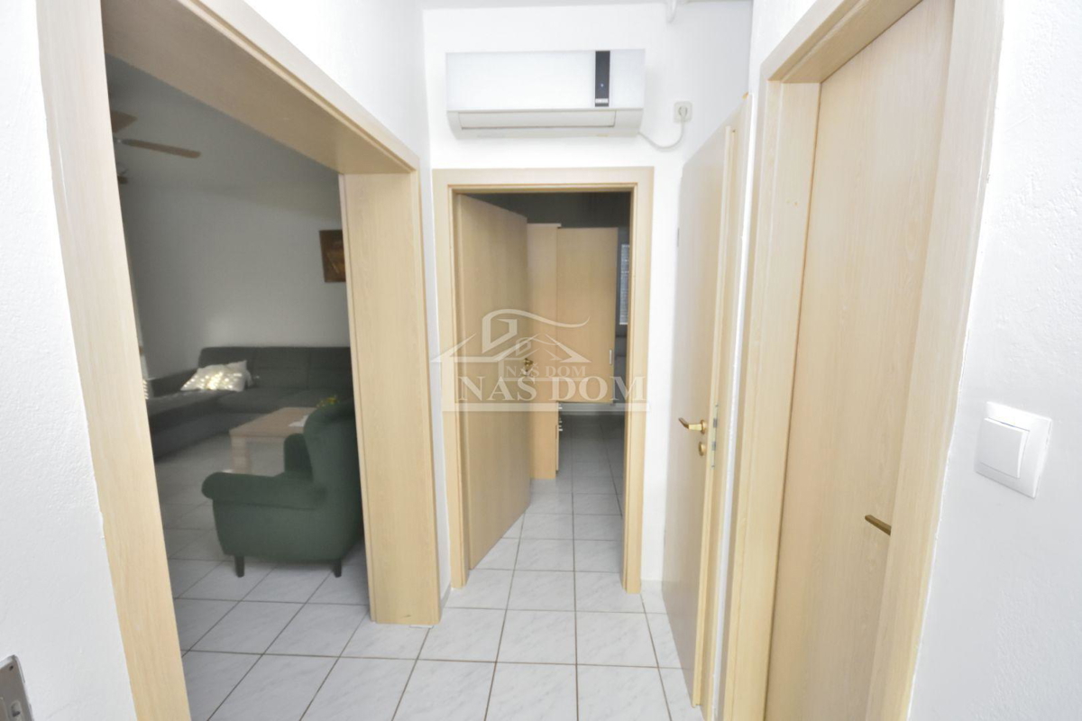 Vodice - Dve hiši s bazenom, 400m od plaže