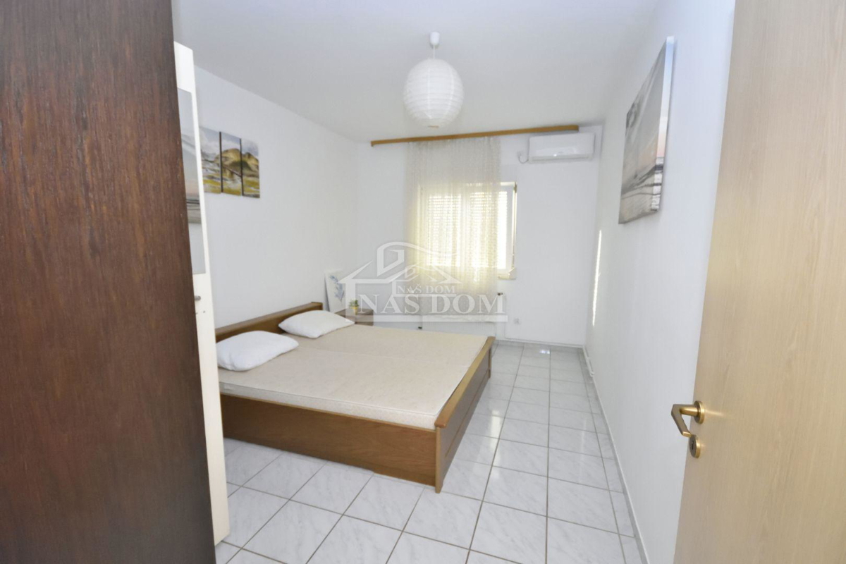 Vodice - Dve hiši s bazenom, 400m od plaže