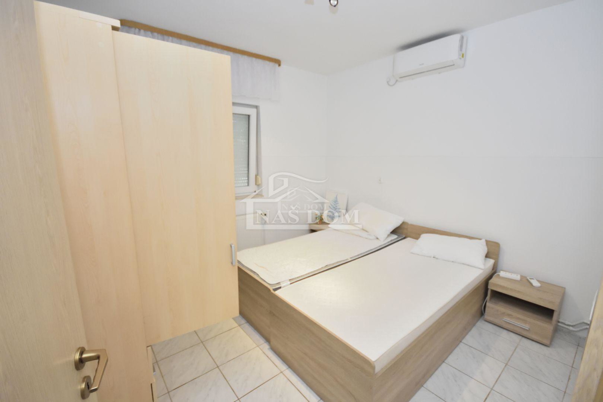 Vodice - Dve hiši s bazenom, 400m od plaže