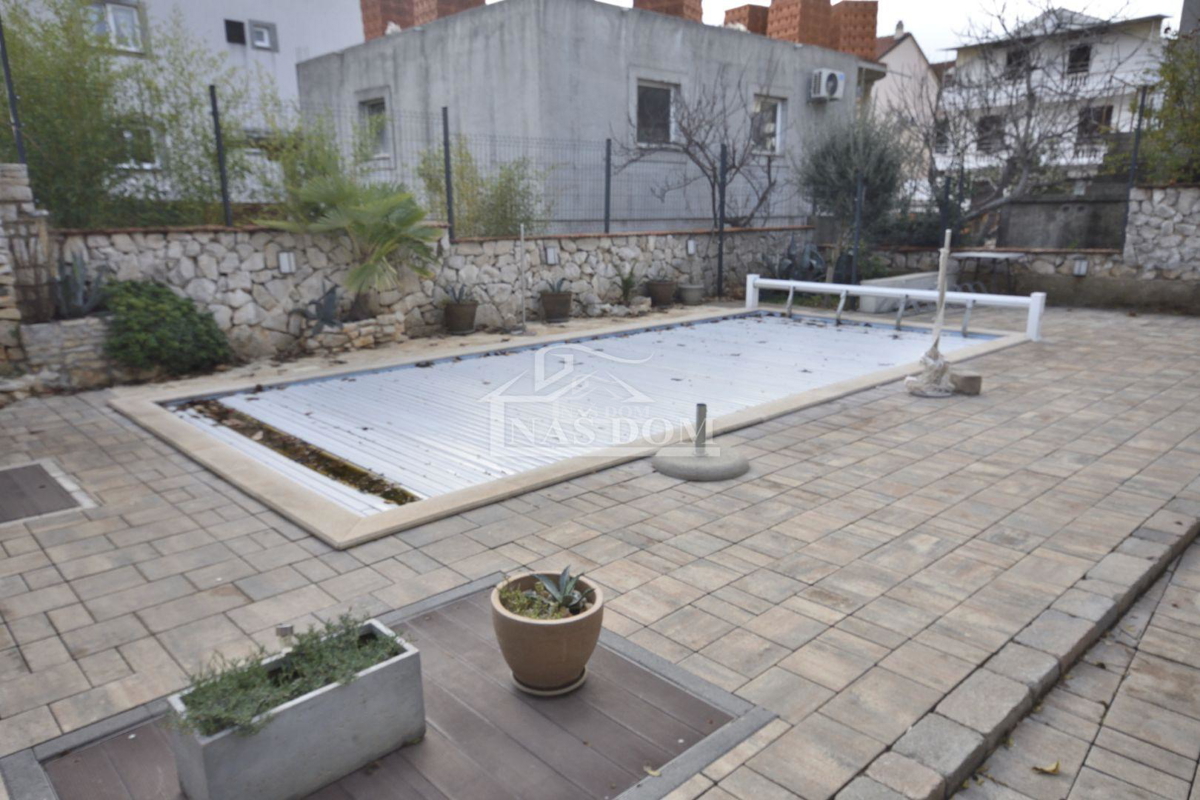 Vodice - Dve hiši s bazenom, 400m od plaže