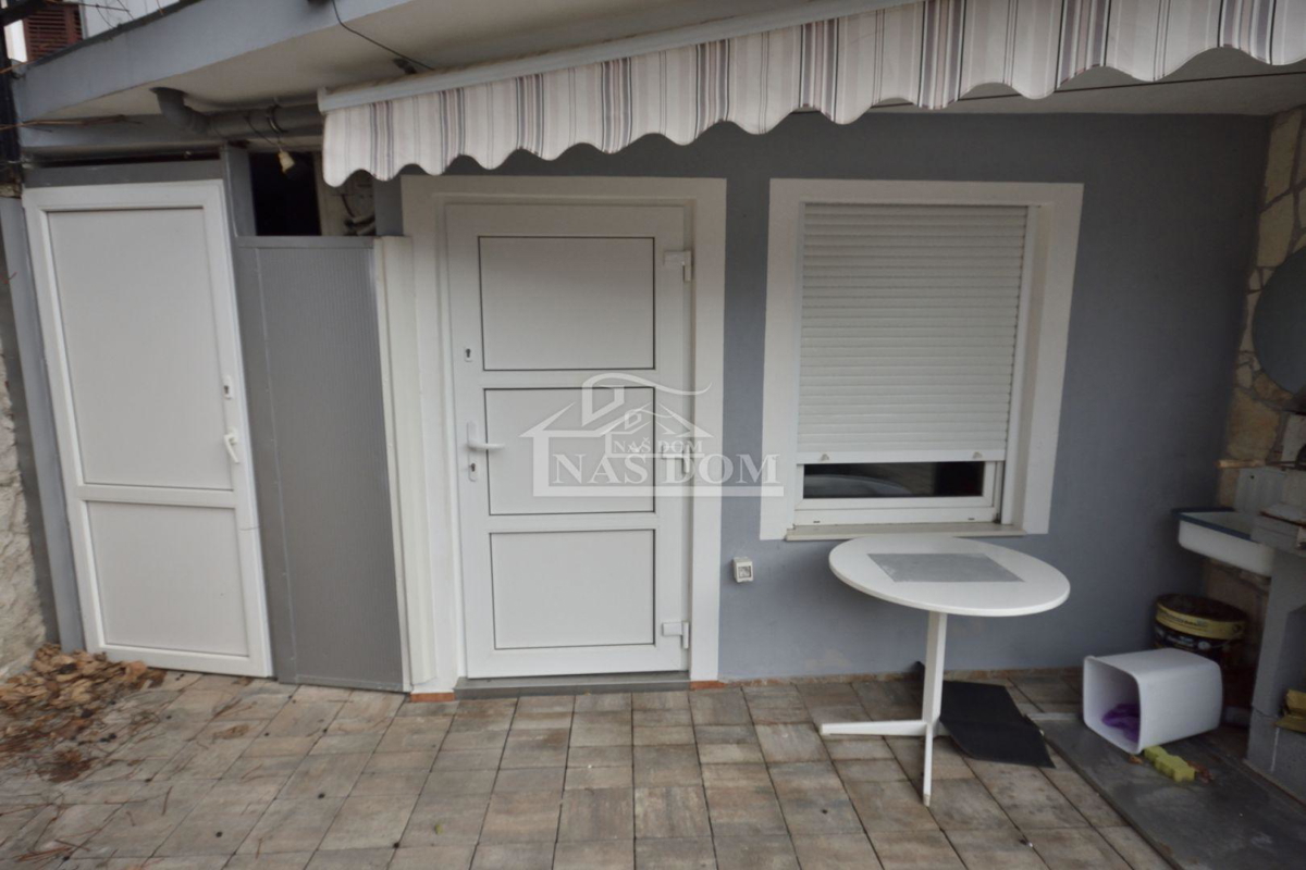 Vodice - Dve hiši s bazenom, 400m od plaže