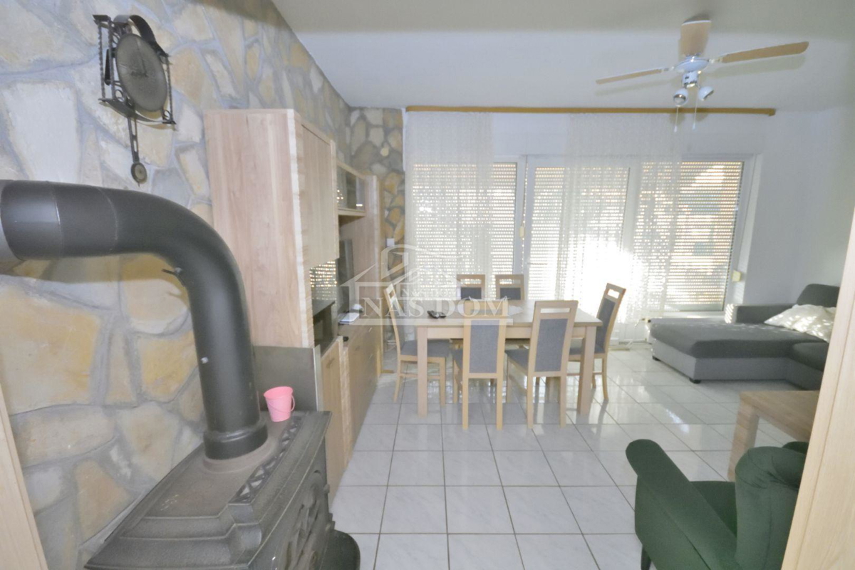 Vodice - Dve hiši s bazenom, 400m od plaže